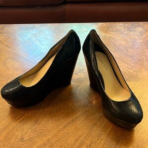 Gianni Bini black snake skin wedges 9.5